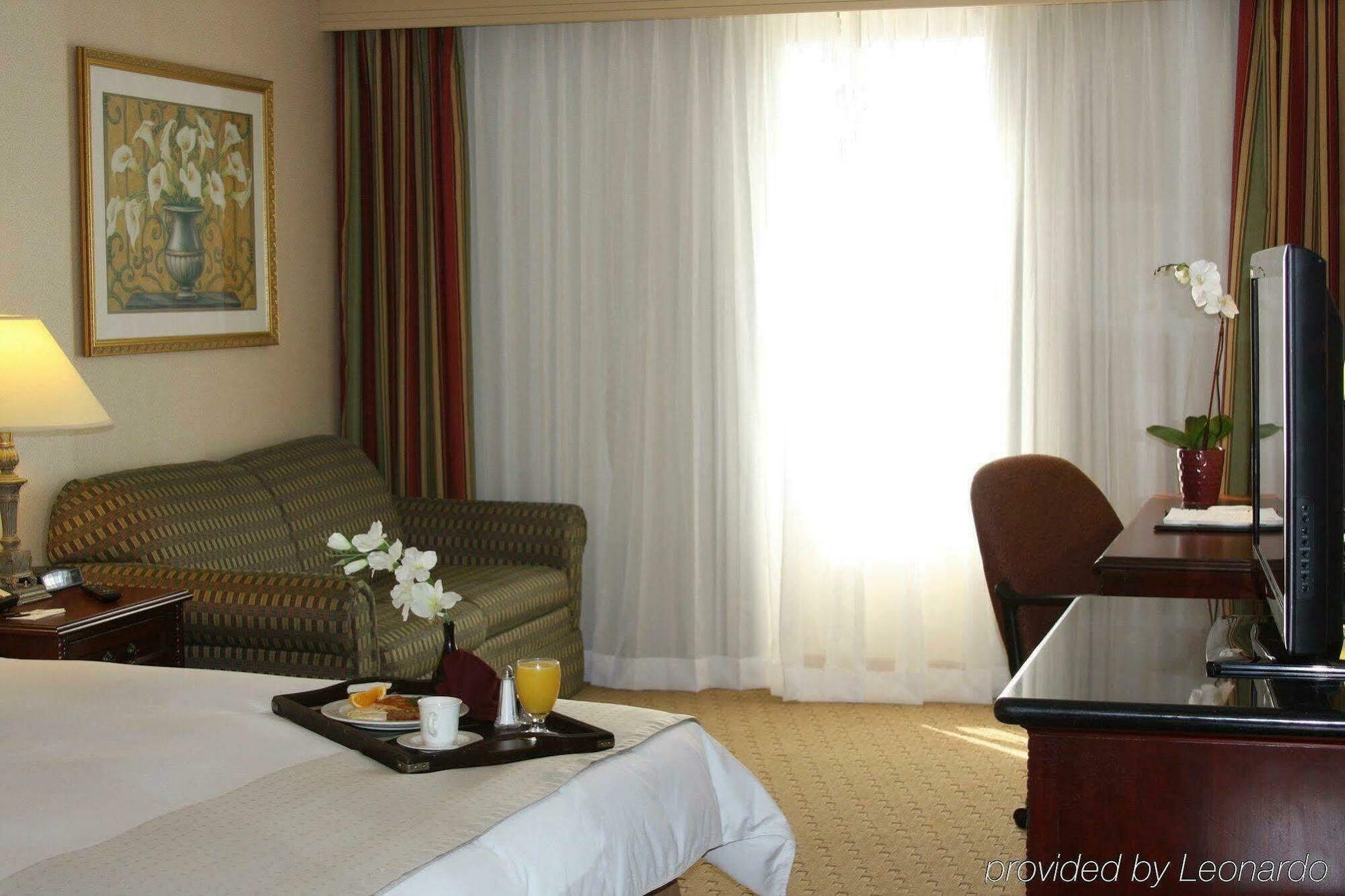 Doubletree By Hilton Convention Center Fresno